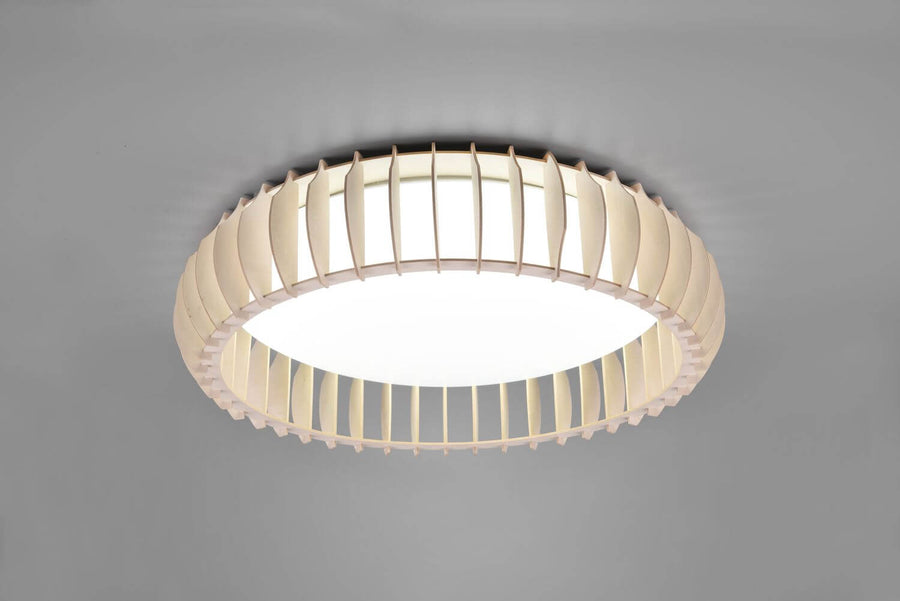 Plafonnier blanc vu de trois quarts, détail des lames incurvées et diffuseur central lumineux.