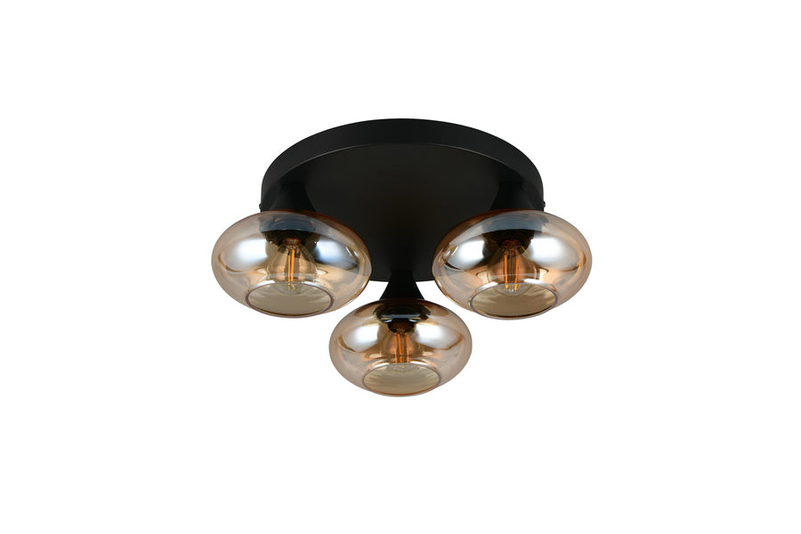 Plafonnier trois lumières vu de biais, reflets dorés sur les diffuseurs en verre.