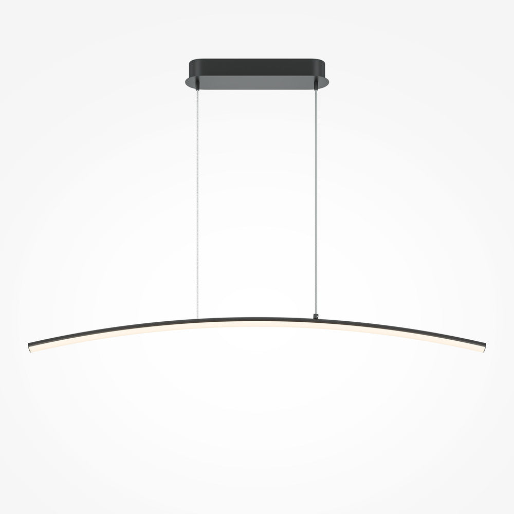 Suspension courbe noire vue de face, câbles fins et diffuseur LED allumé