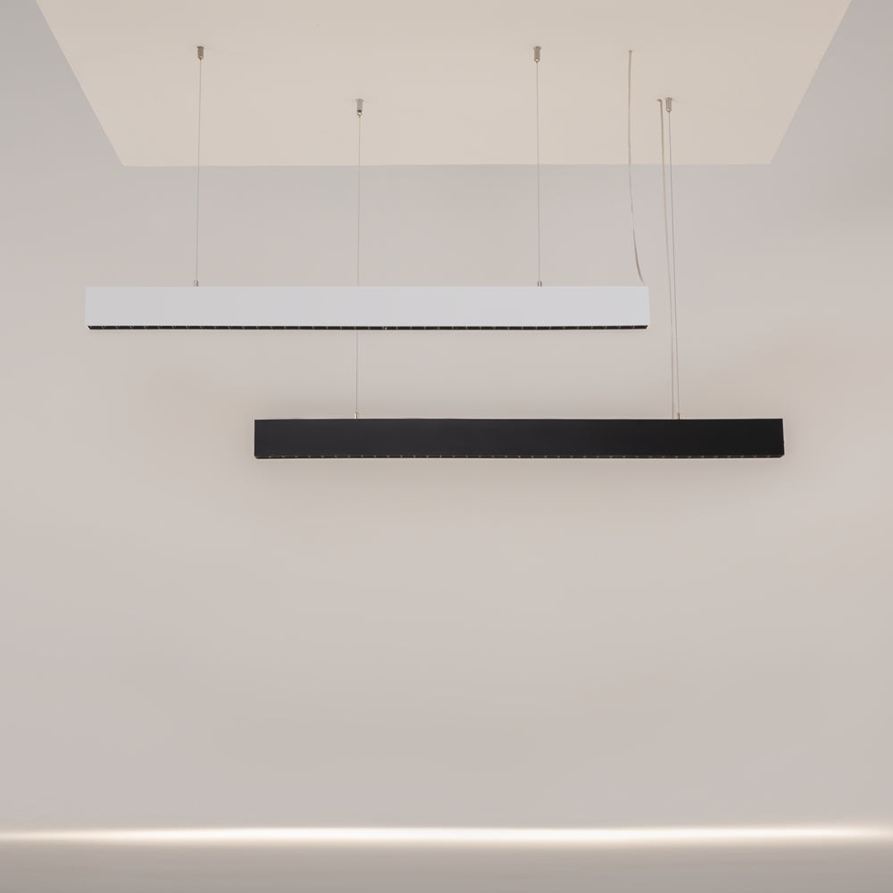 Deux luminaires linéaires côte à côte, versions blanche et noire