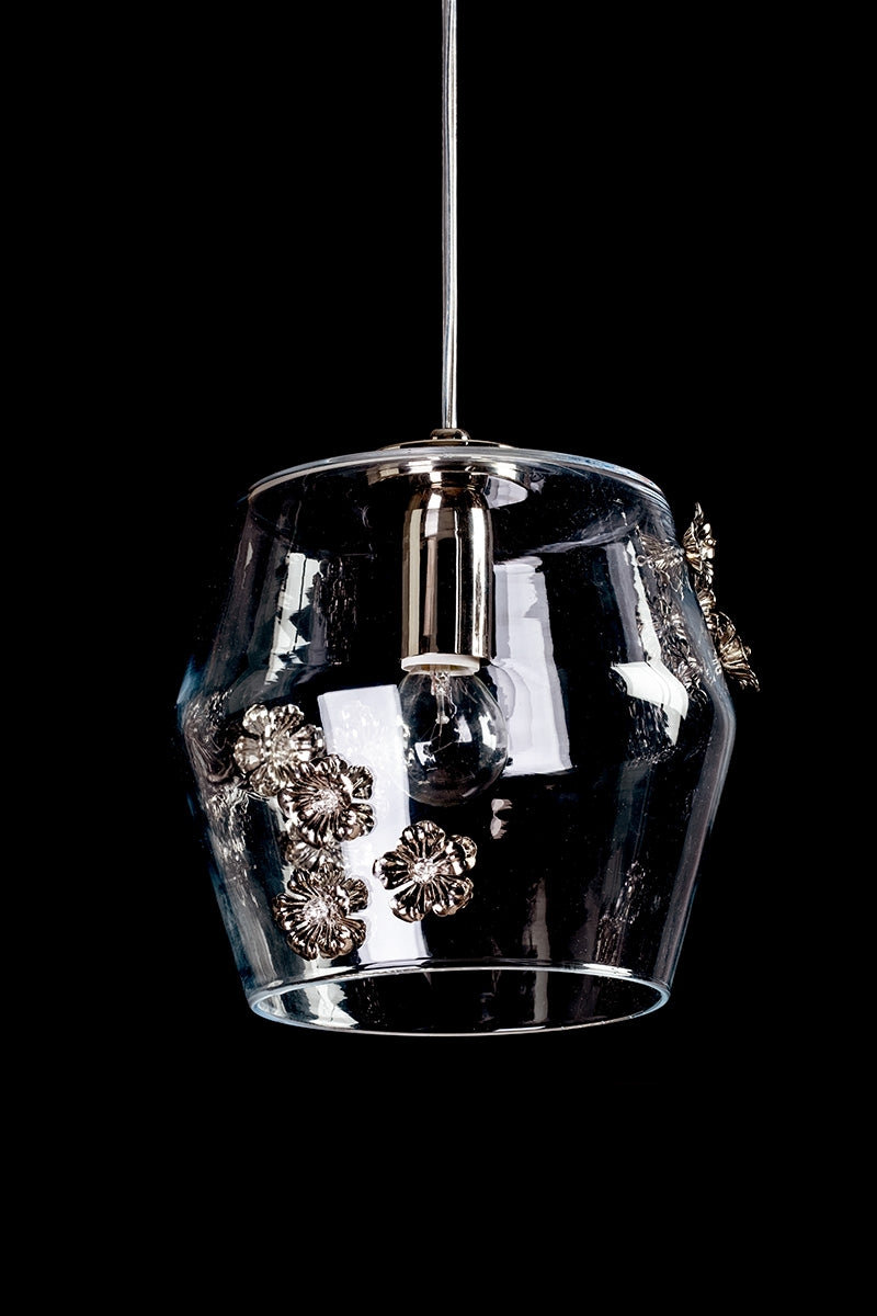 Gros plan sur l'ampoule et le décor floral en cristal dans le verre