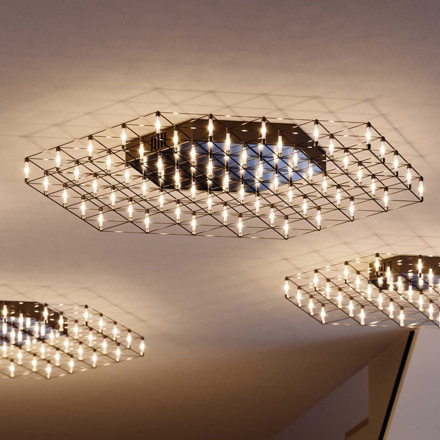 Vue en contre-plongée du plafonnier hexagonal illuminé, entouré d'autres luminaires