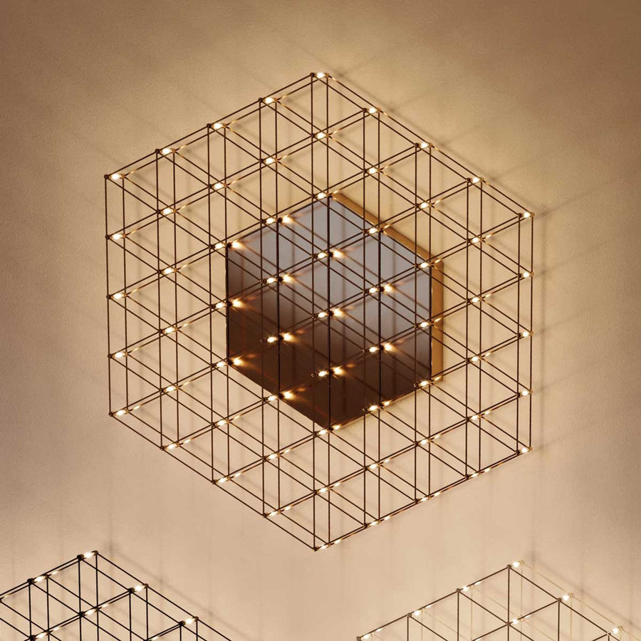 Gros plan d'un luminaire cubique ajouré avec ampoules LED et centre réfléchissant