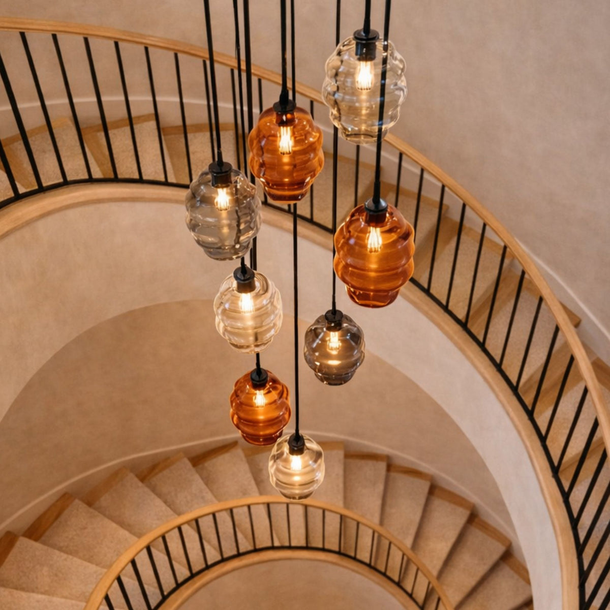 Vue en plongée de la suspension au-dessus d'un escalier hélicoïdal