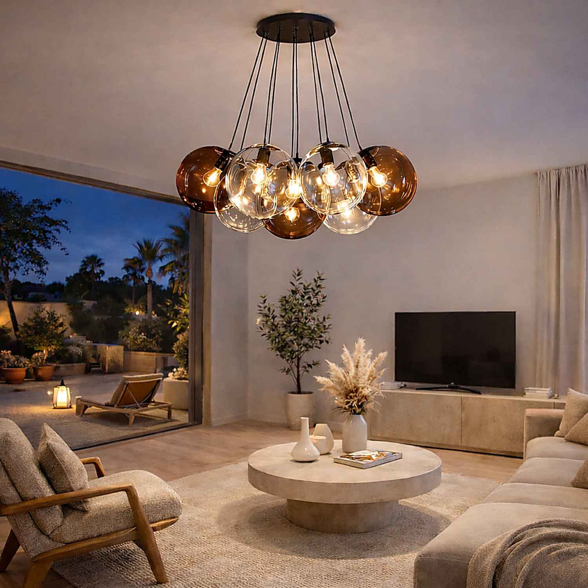 Vue d'ensemble dans un salon, globes ambrés et transparents suspendus devant baie vitrée
