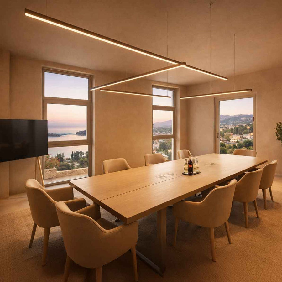 Composition de plusieurs profilés linéaires suspendus dans une salle de réunion avec vue panoramique