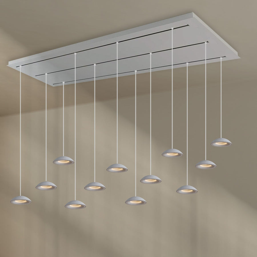Version blanche du luminaire avec plaque de plafond rectangulaire et douze suspensions