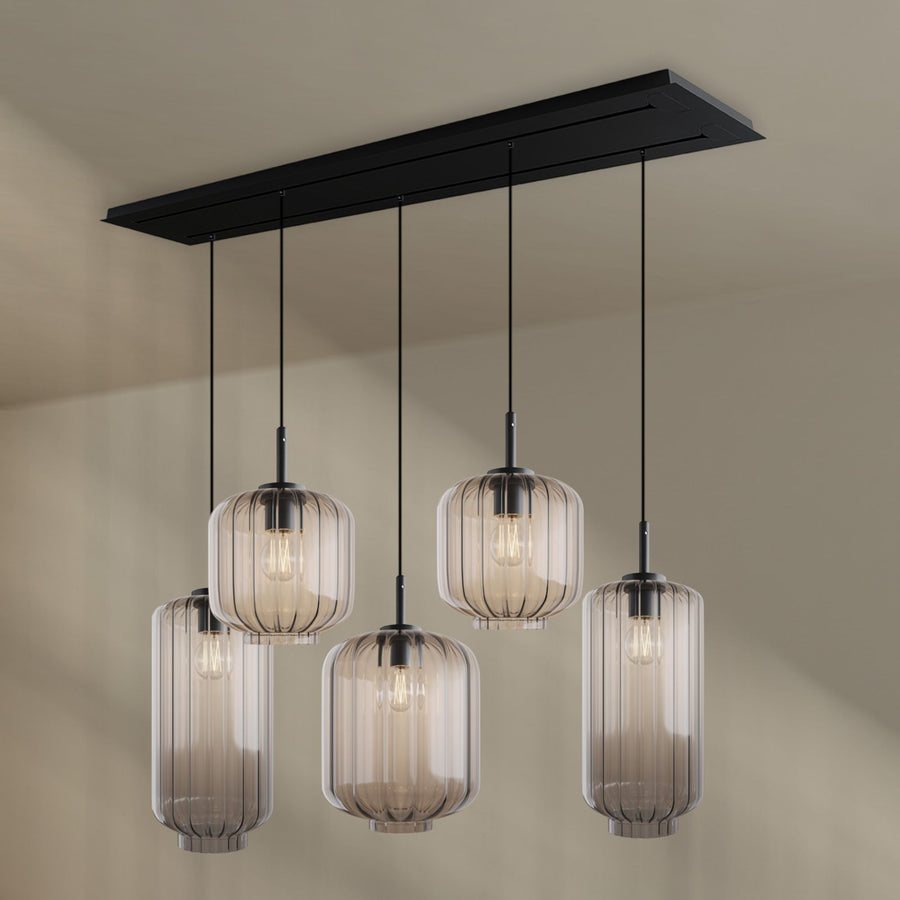 Produit sur fond neutre, cinq globes fumés clairs suspendus à des câbles noirs