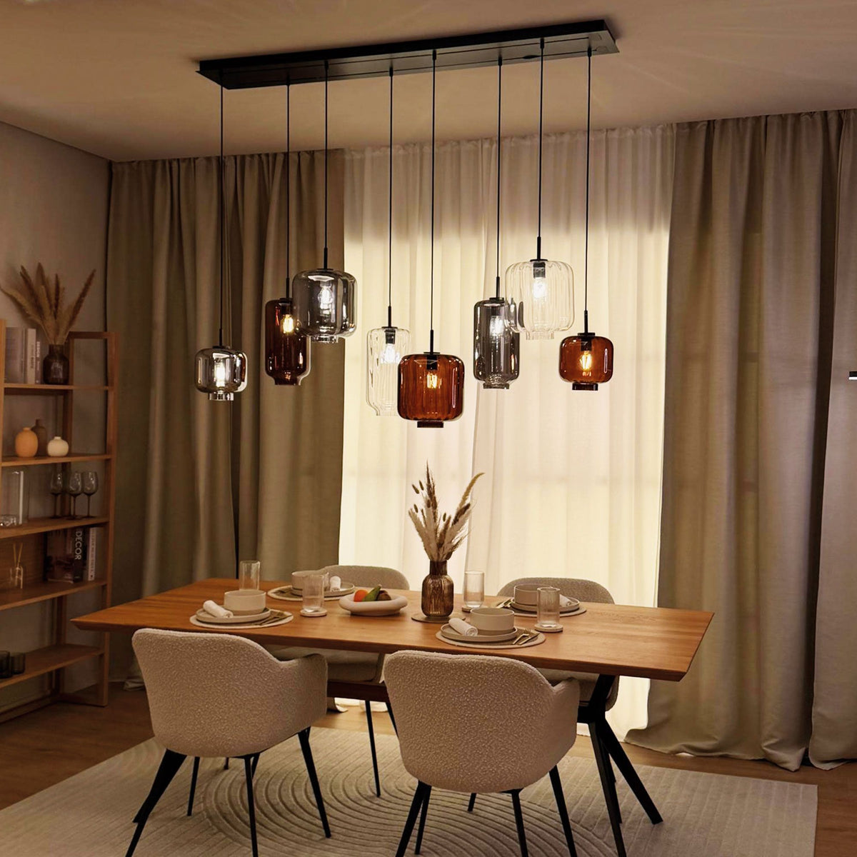 Mise en ambiance dans une salle à manger avec verres ambrés, fumés et transparents