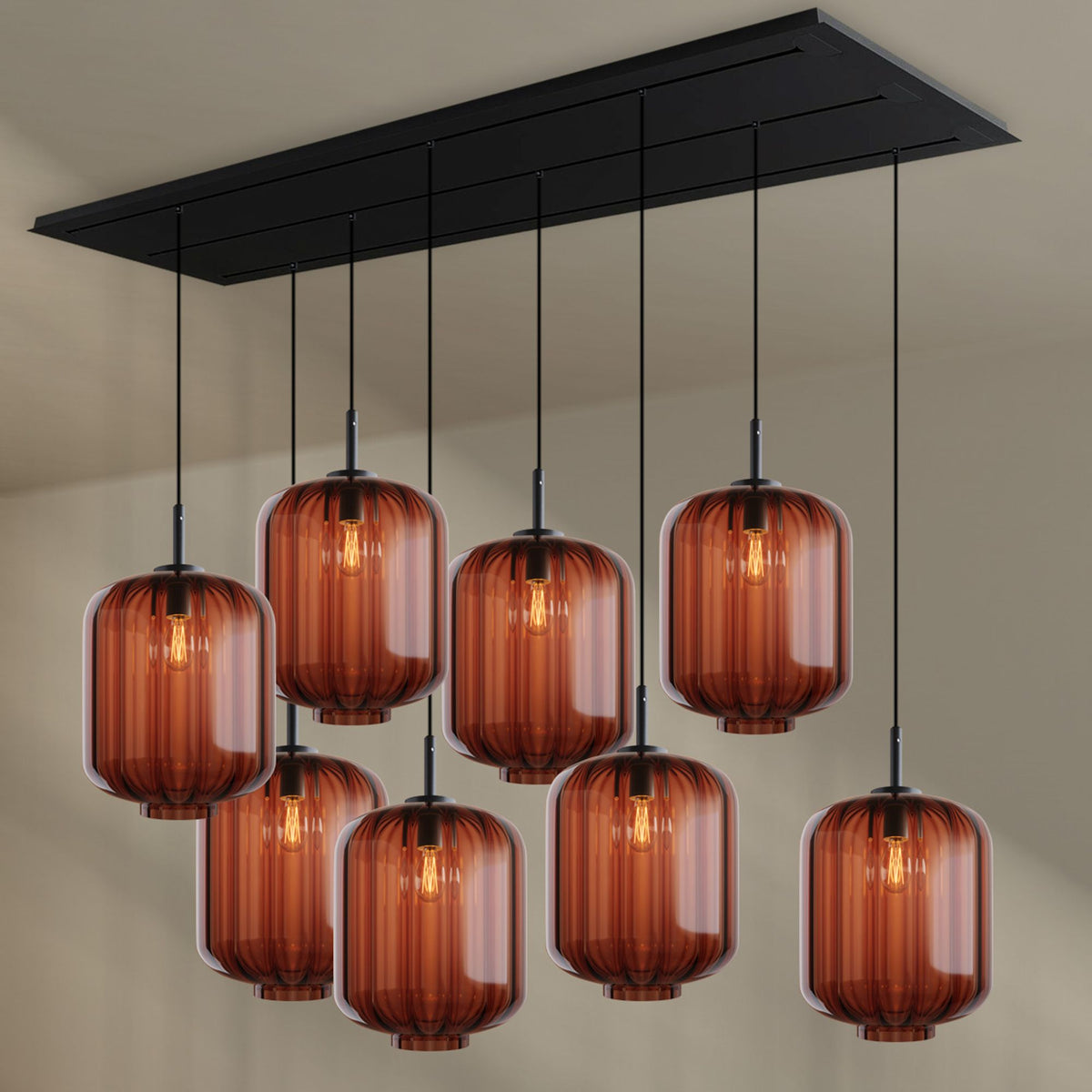 Vue de face du luminaire ambré, huit globes en verre translucide suspendus sur trois rangées