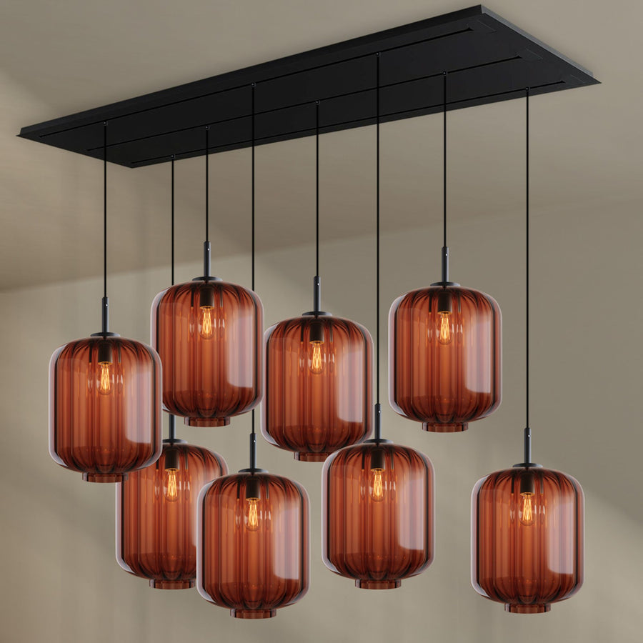 Vue de face du luminaire ambré, huit globes en verre translucide suspendus sur trois rangées