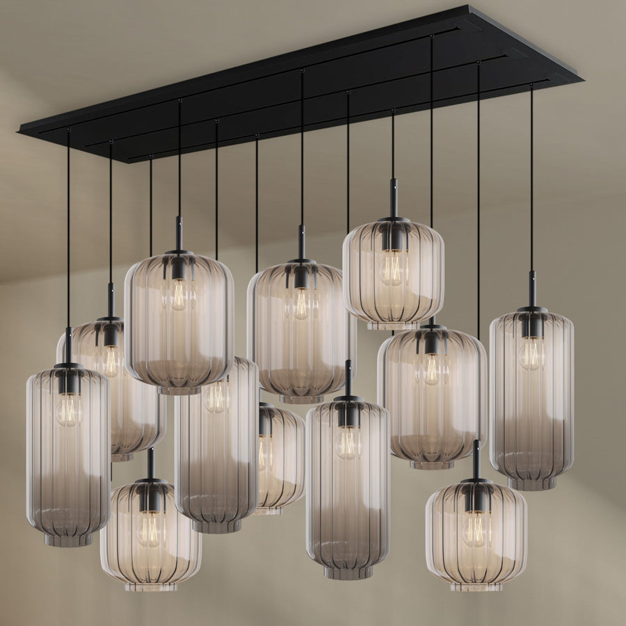 Luminaire complet vu de face, douze suspensions en verre fumé clair sur platine rectangulaire.