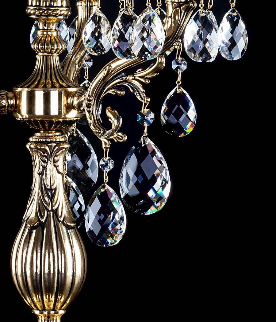 Détail des pendeloques de cristal taillé suspendues aux bras dorés ciselés