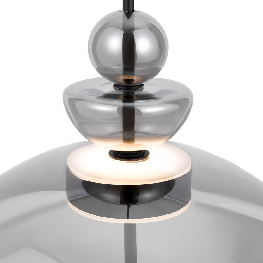 Détail rapproché de la sphère et du bol en verre éclairés.