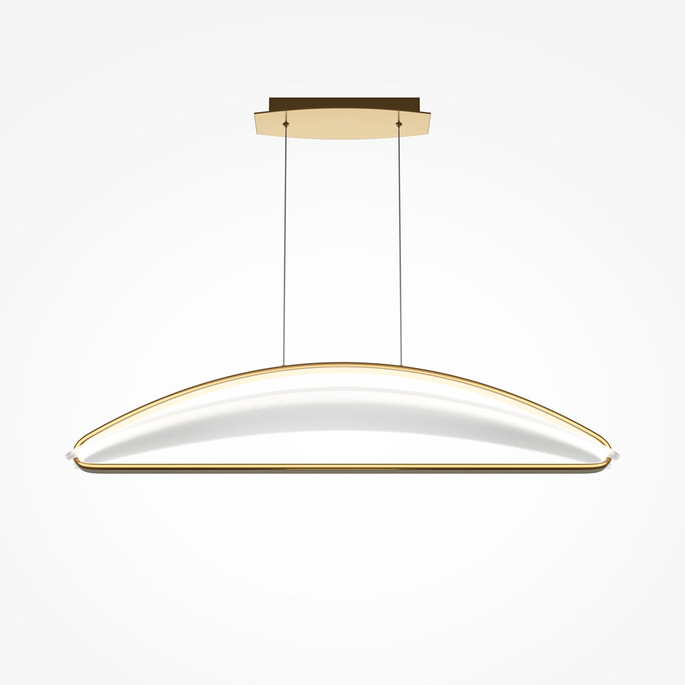 Luminaire suspendu doré vu de face, diffuseur ovale blanc et fin liseré laiton