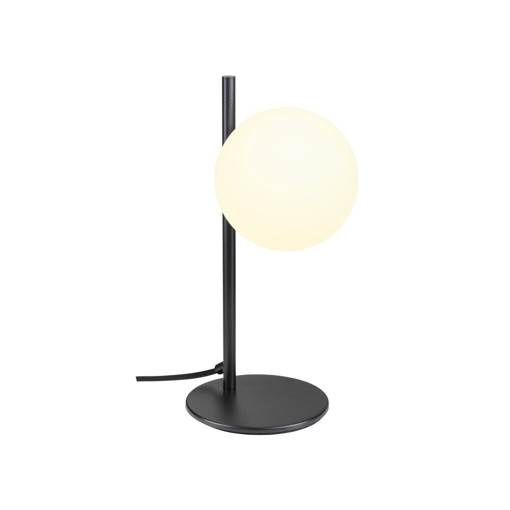 Lampe à poser noire avec globe opalin allumé, vue de face sur fond blanc.
