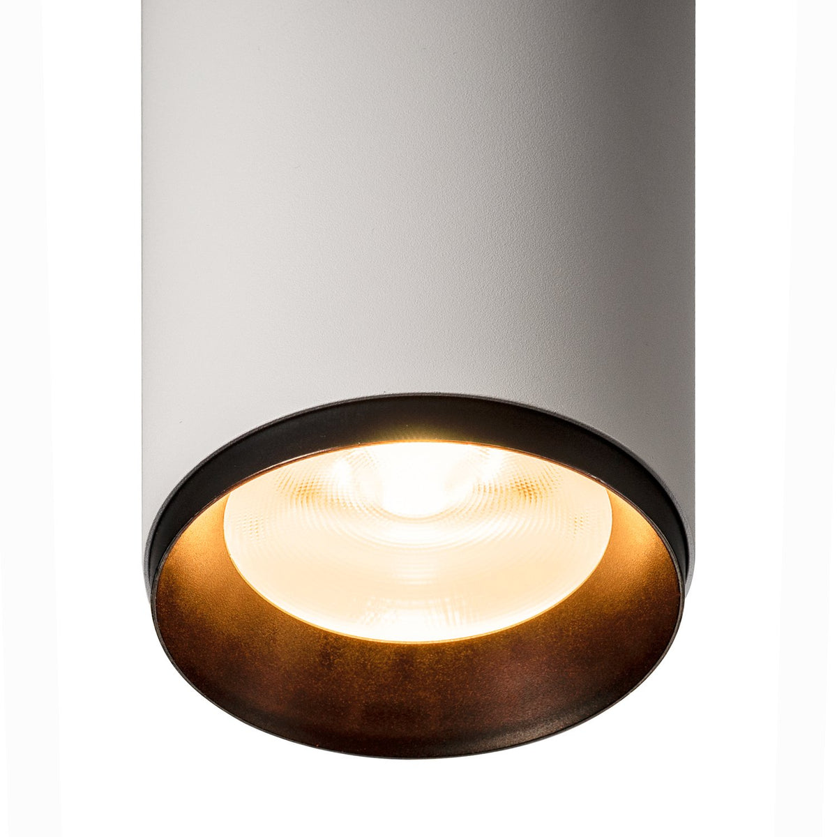 Détail du bas allumé, réflecteur noir et lumière chaude diffusée vers le sol