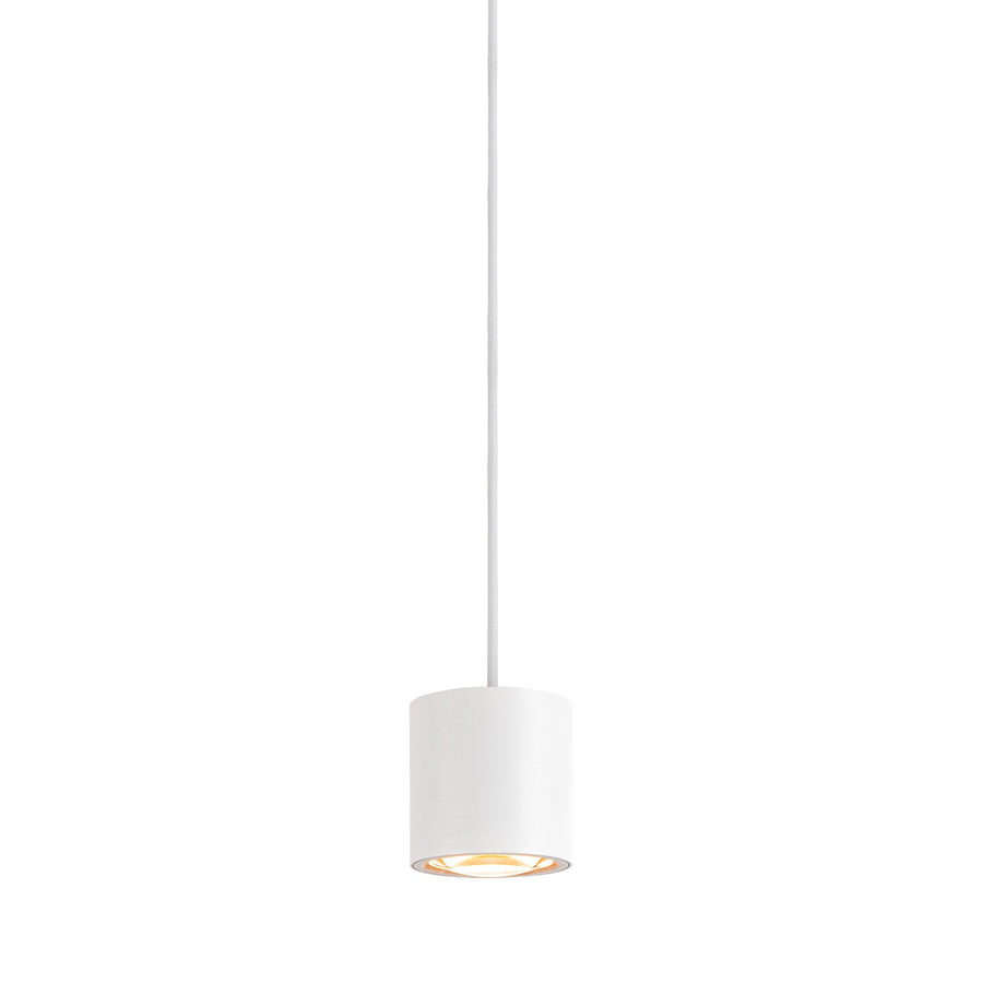 Luminaire suspendu blanc présenté de face, abat-jour cylindrique et lumière chaude visible