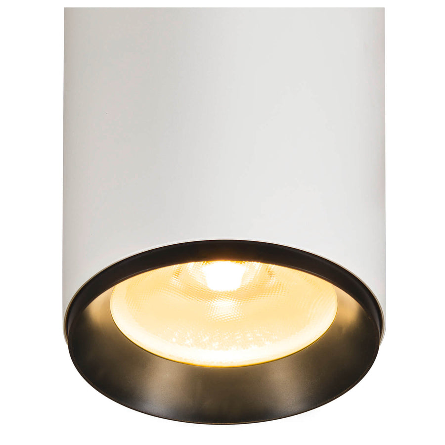 Détail de la douille noire et du réflecteur éclairé en blanc chaud.