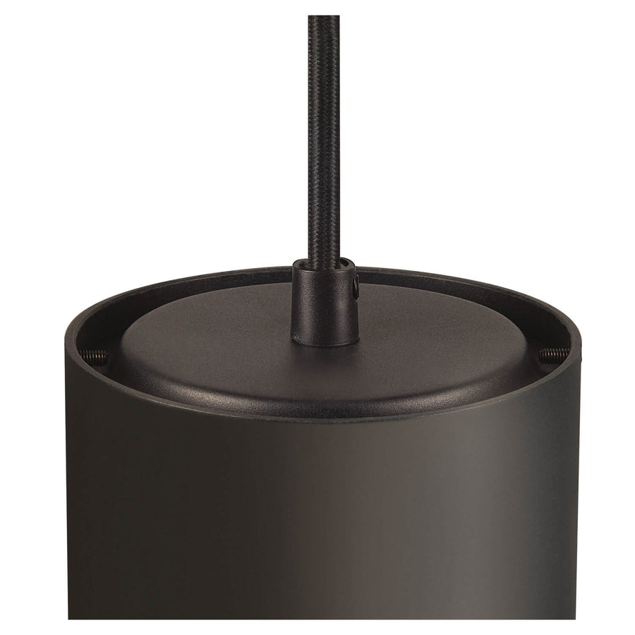 Détail du haut du cylindre noir et du câble tressé
