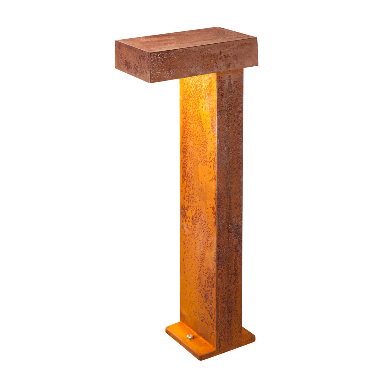 Lampadaire extérieur rouille vu de trois quarts, tête rectangulaire et fût éclairé.