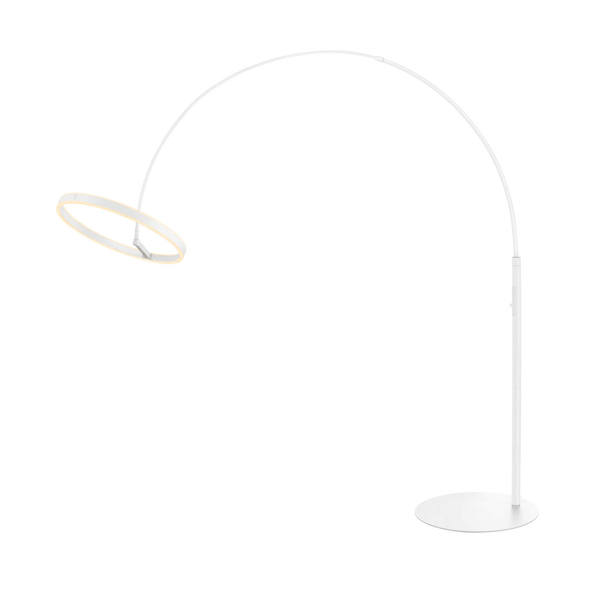 Lampadaire blanc au pied rond et bras arqué, avec anneau lumineux incliné.