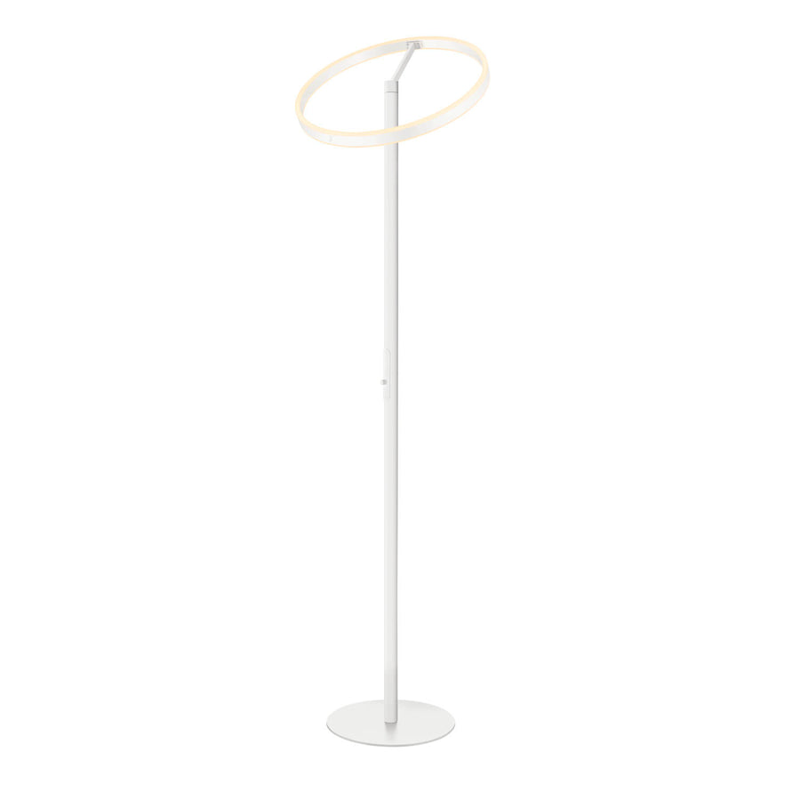 Autre angle de vue du lampadaire blanc, mettant en valeur la finesse du fût.