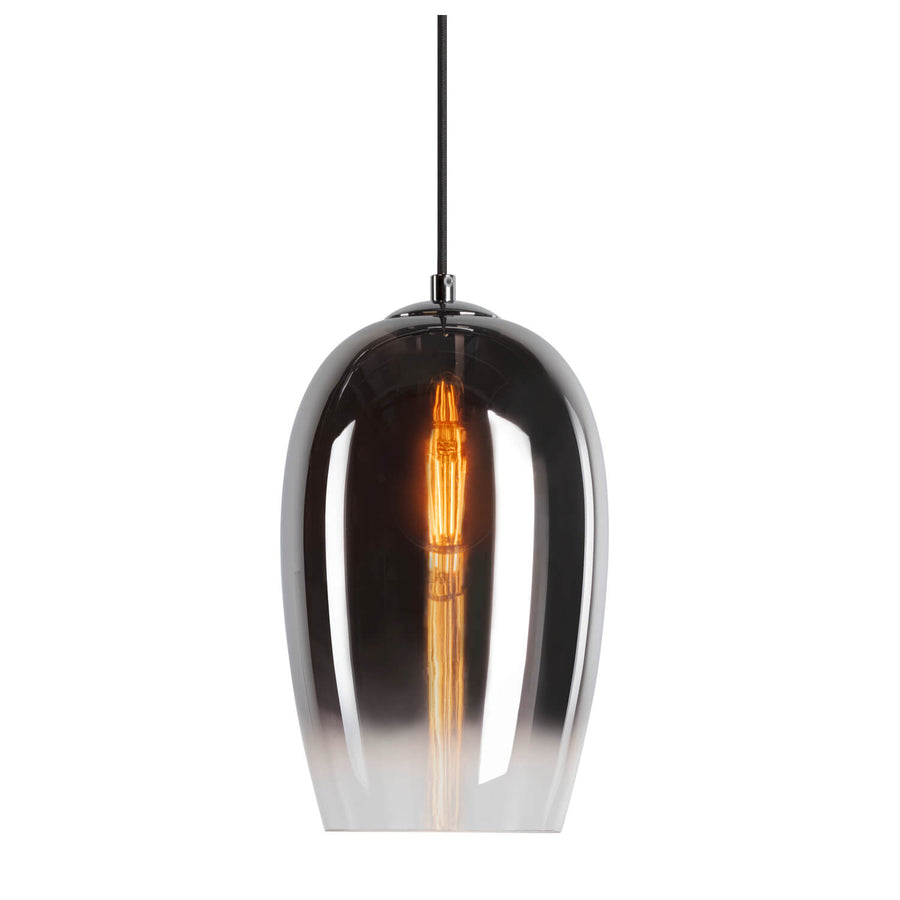 Suspension en verre fumé allumée, vue de face avec câble noir et détail chromé