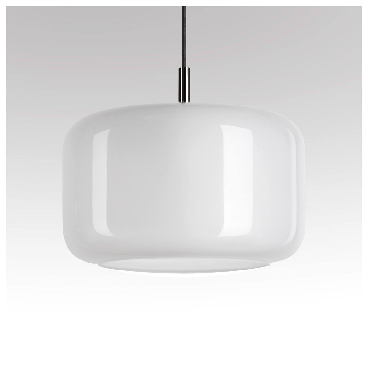 Gros plan du luminaire éteint sur fond gris clair dégradé.