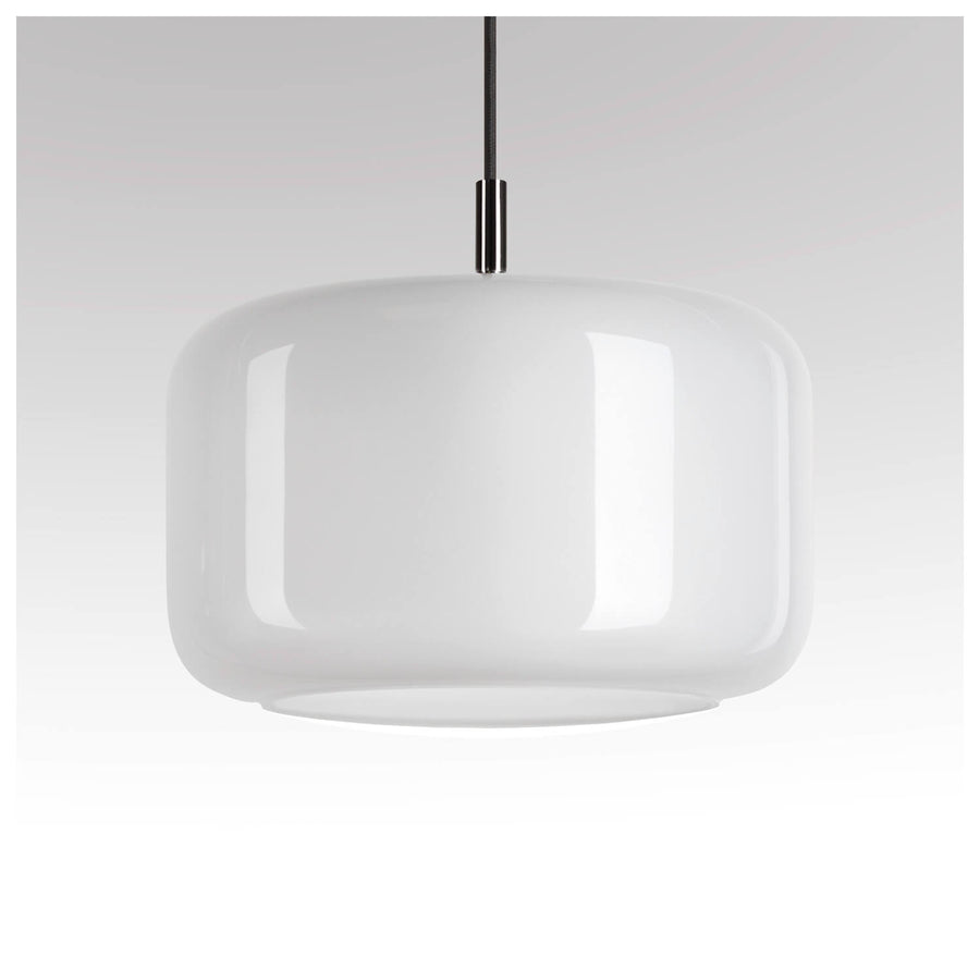 Gros plan du luminaire éteint sur fond gris clair dégradé.