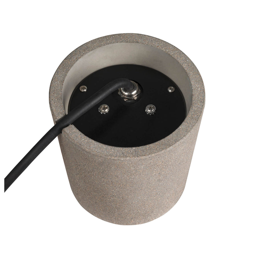 Détail du dessous du lampadaire : câble noir, vis de fixation et base interne.