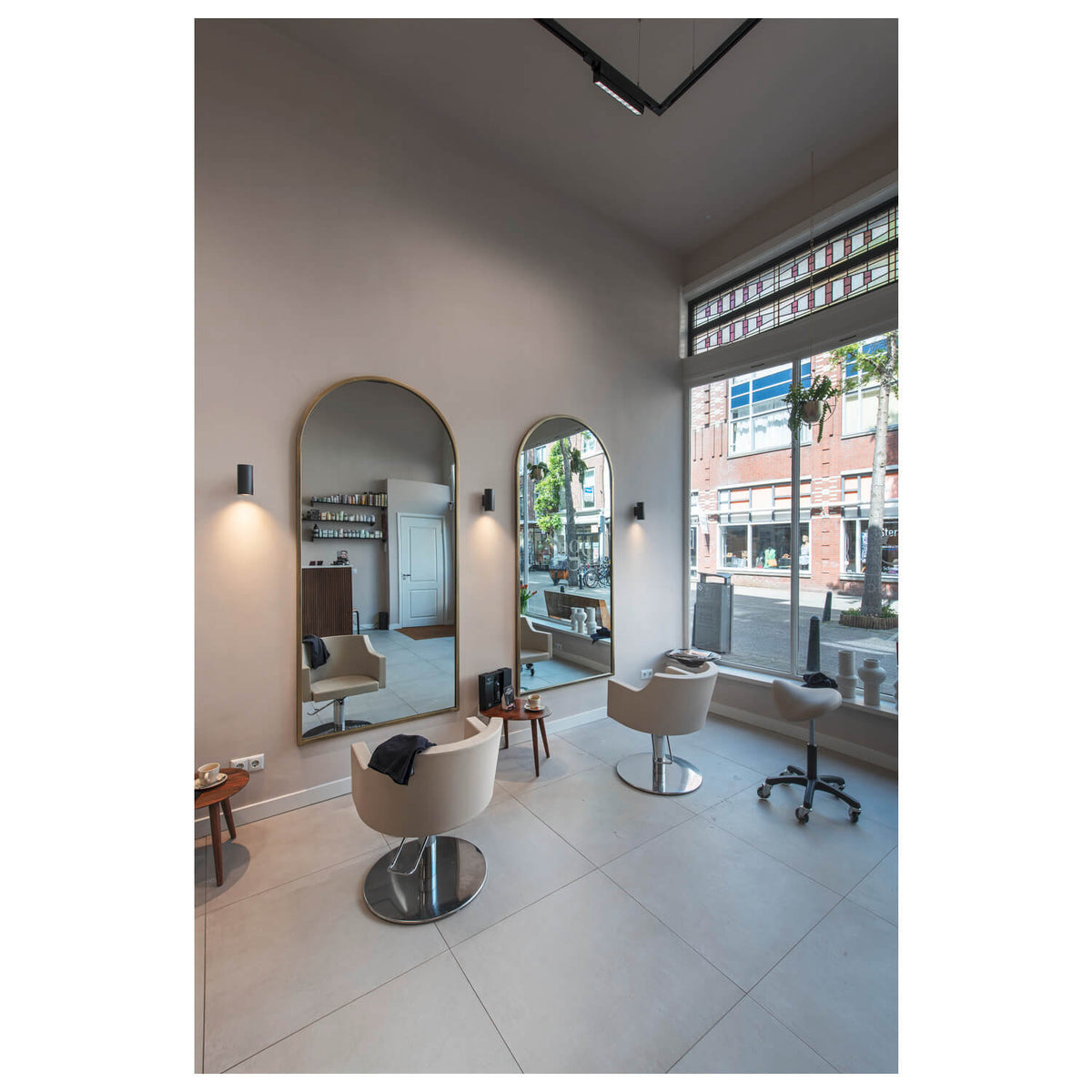 Mise en ambiance dans un salon avec deux appliques murales noires.