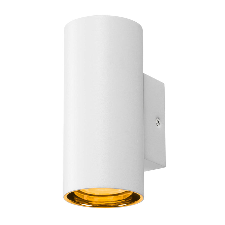 Gros plan sur la bague intérieure dorée et la sortie de lumière chaude du luminaire.