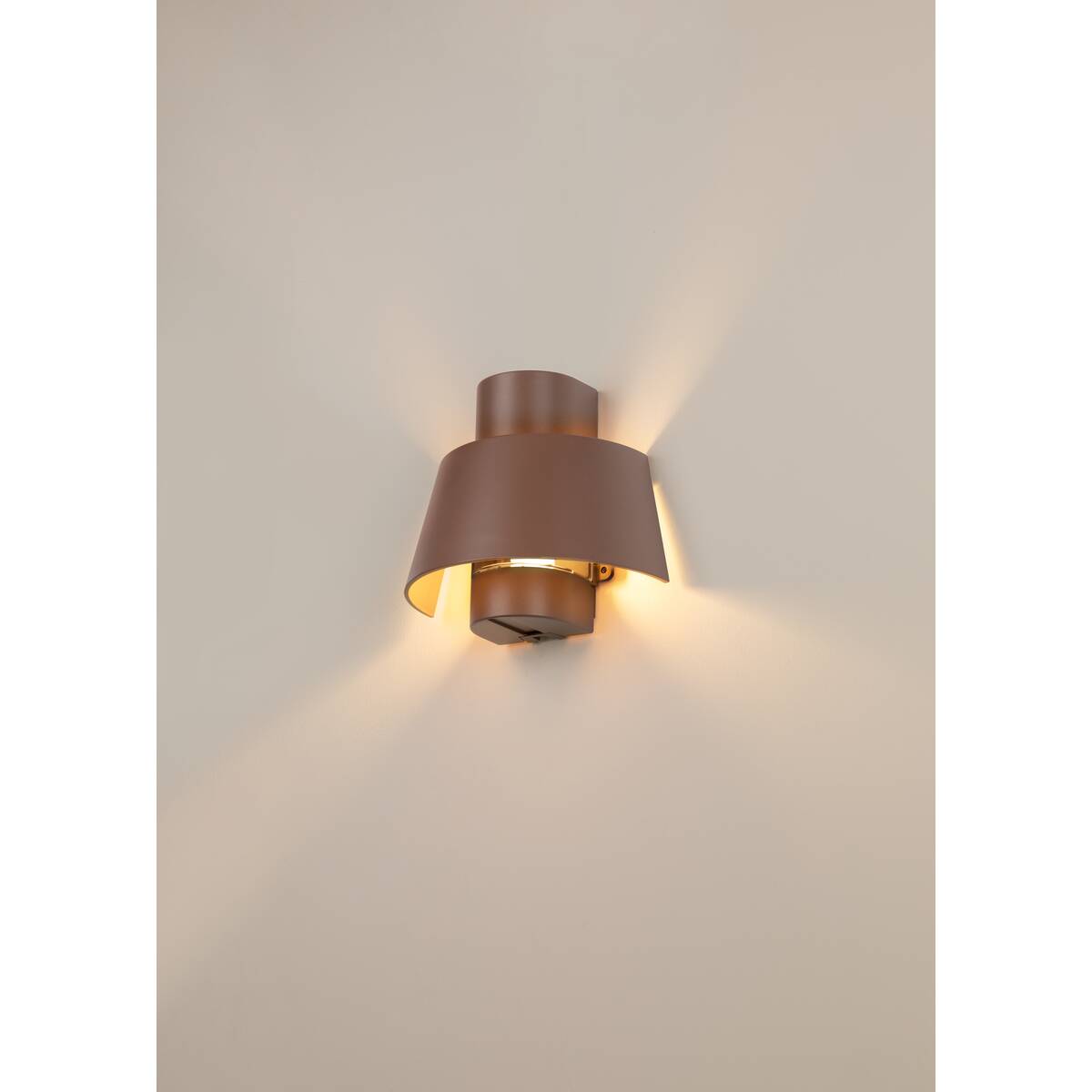 Applique murale allumée sur un mur beige, halo lumineux diffus et ombre portée douce.