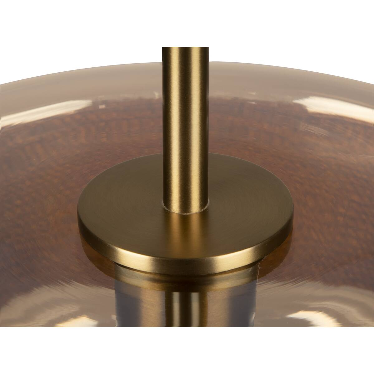 Détail du support métallique doré et de la tige fixée sur le verre ambré.