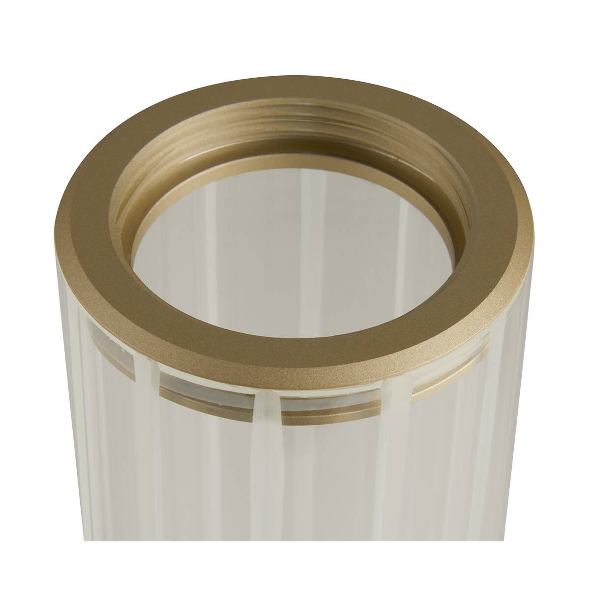 Gros plan sur la bague en laiton et les stries du verre cylindrique.