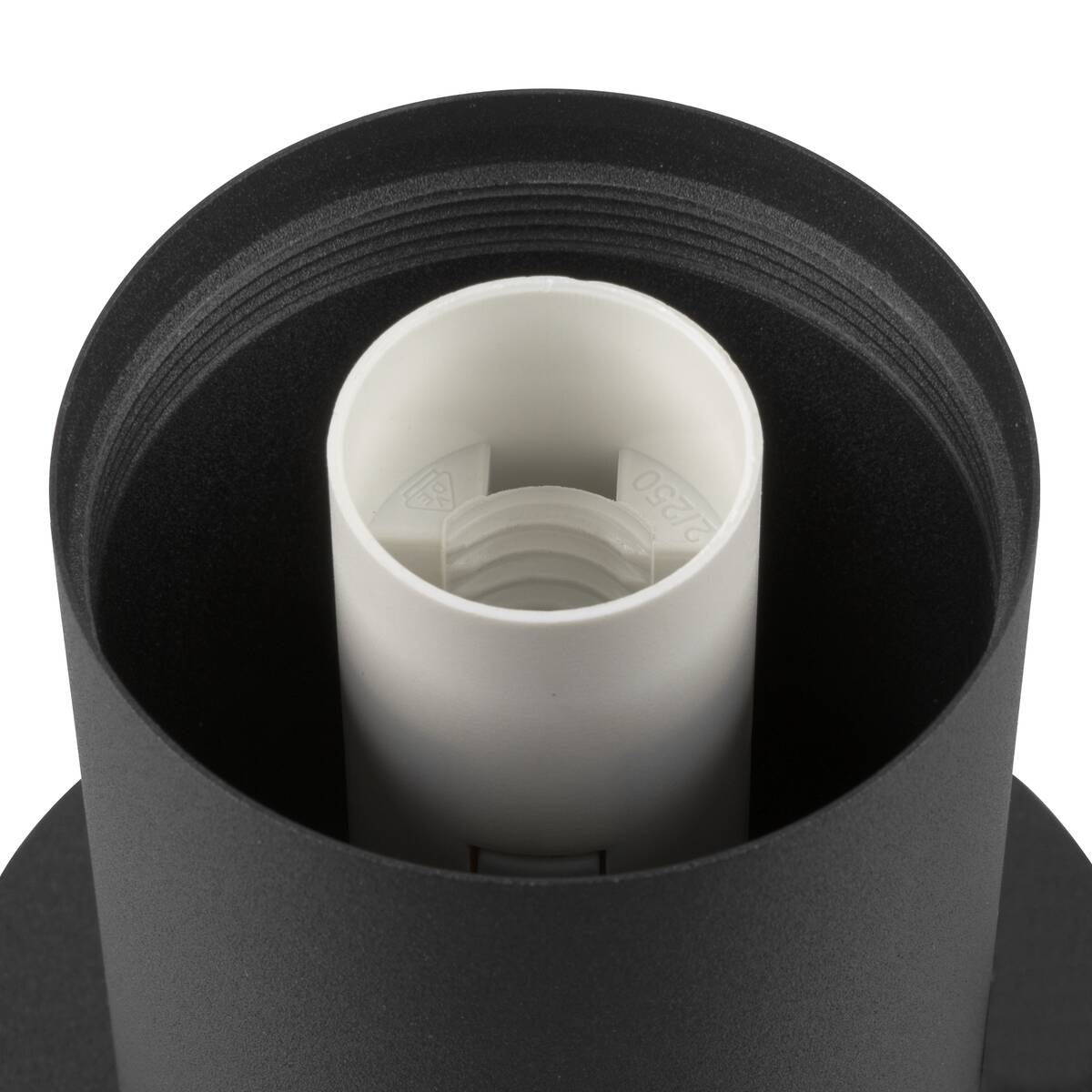 Détail rapproché de la douille blanche à l'intérieur du cylindre noir