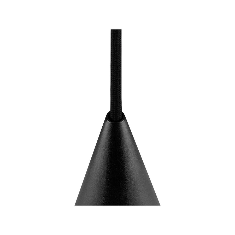 Gros plan sur le sommet conique noir mat et l’entrée du câble.
