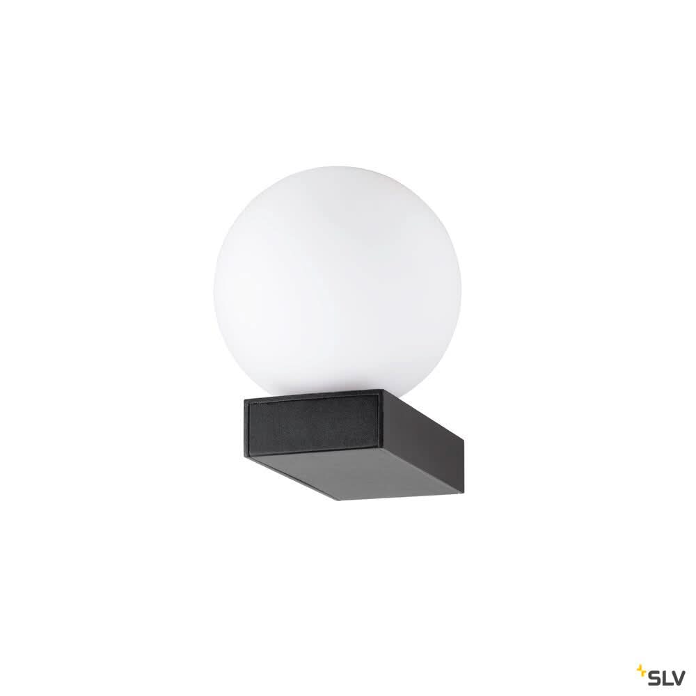 Applique murale noire et globe blanc opalin éteint, vue de trois quarts sur fond blanc.