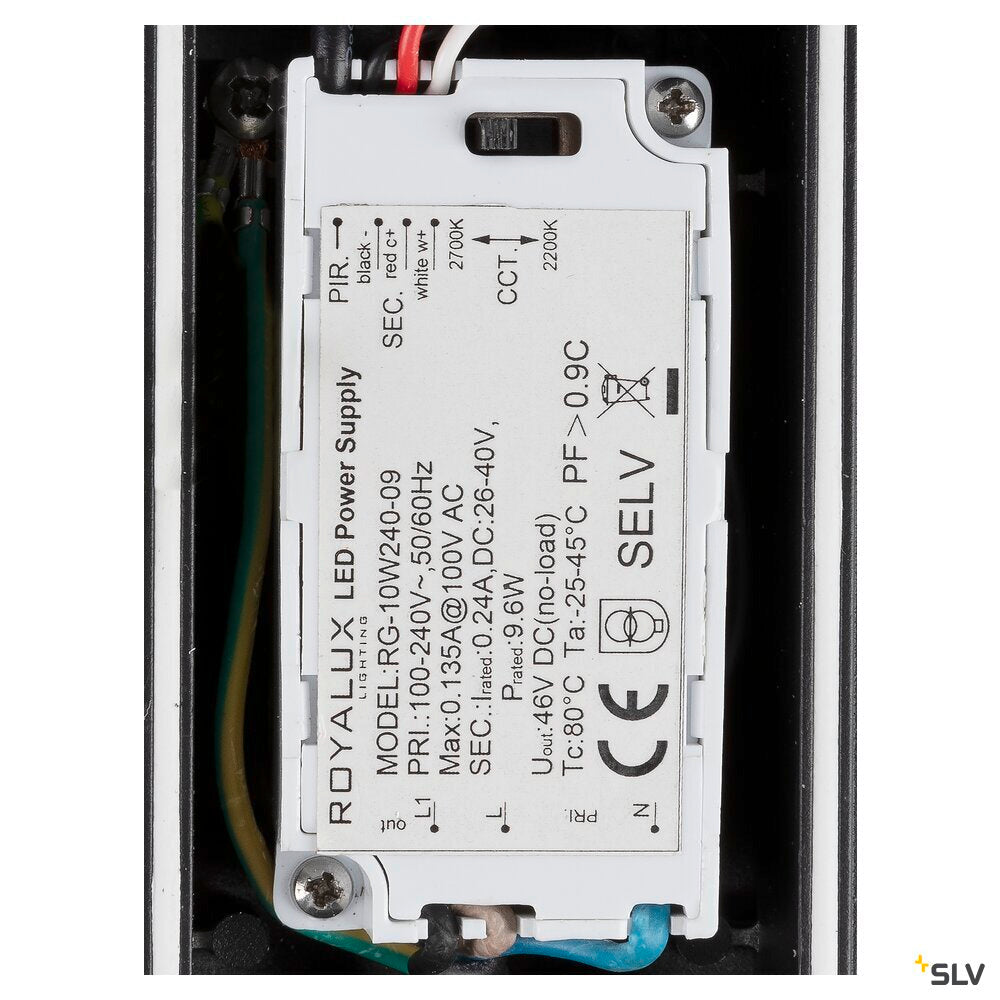 Vue rapprochée du bloc d’alimentation LED blanc et de son étiquette technique à l’intérieur.