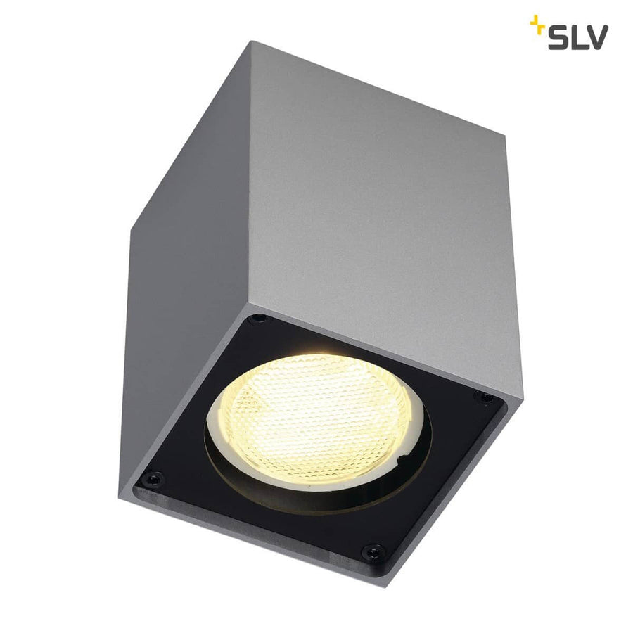 Vue rapprochée du spot SLV argenté avec la lentille LED éclairée