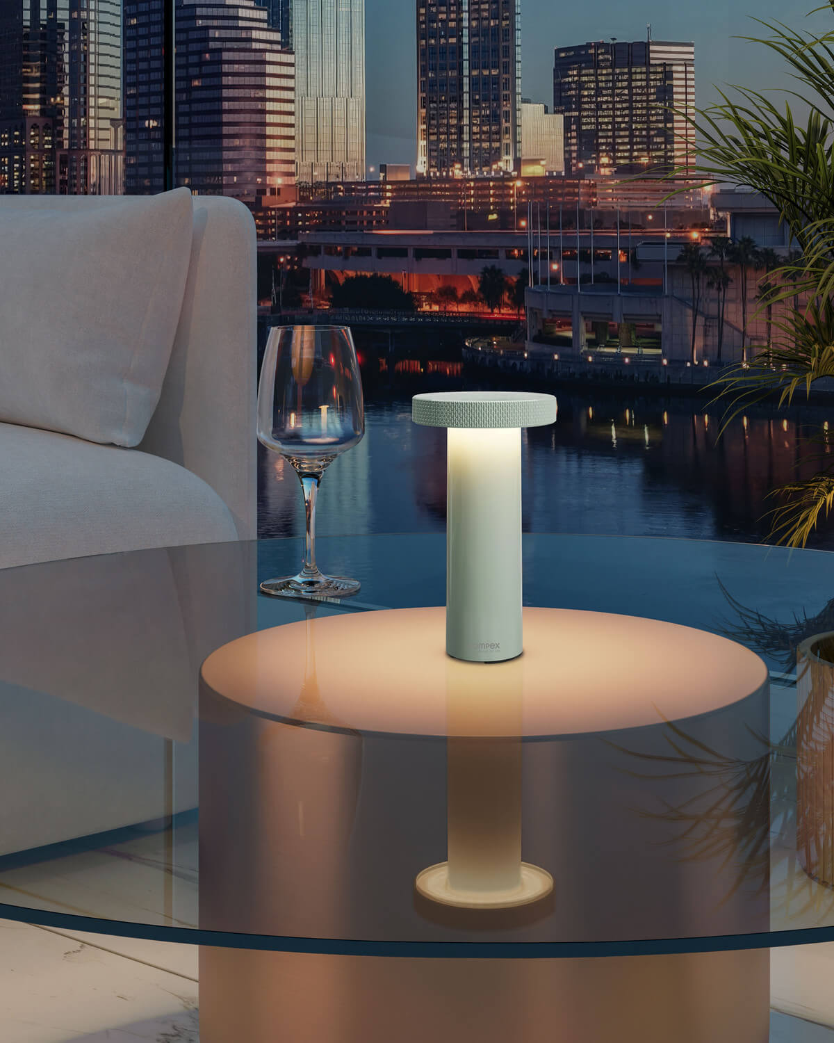 Mise en ambiance nocturne sur une table en verre, face aux gratte-ciel illuminés