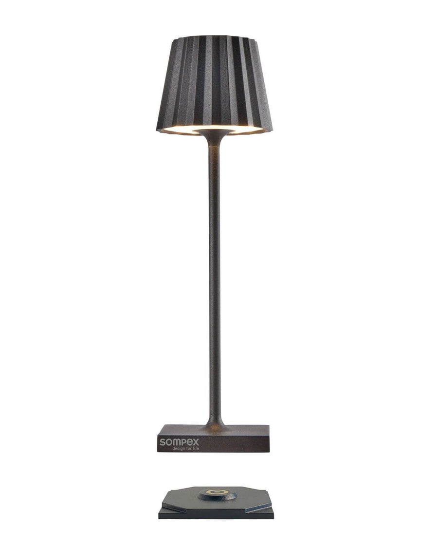 Vue de face avec socle de recharge séparé et détails de la base.