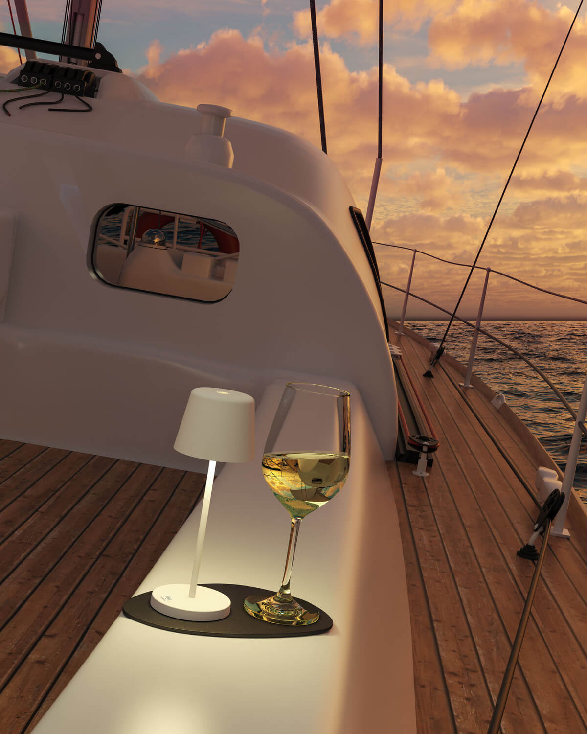 Lampe blanche posée sur bateau au coucher du soleil, verre de vin à côté.