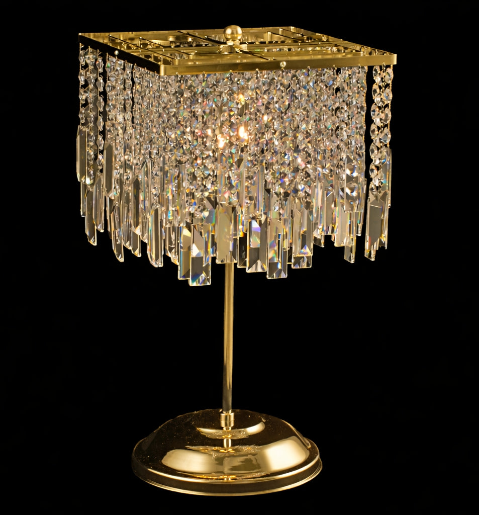 Même lampe à poser à pampilles de cristal, structure et socle dorés, fond noir