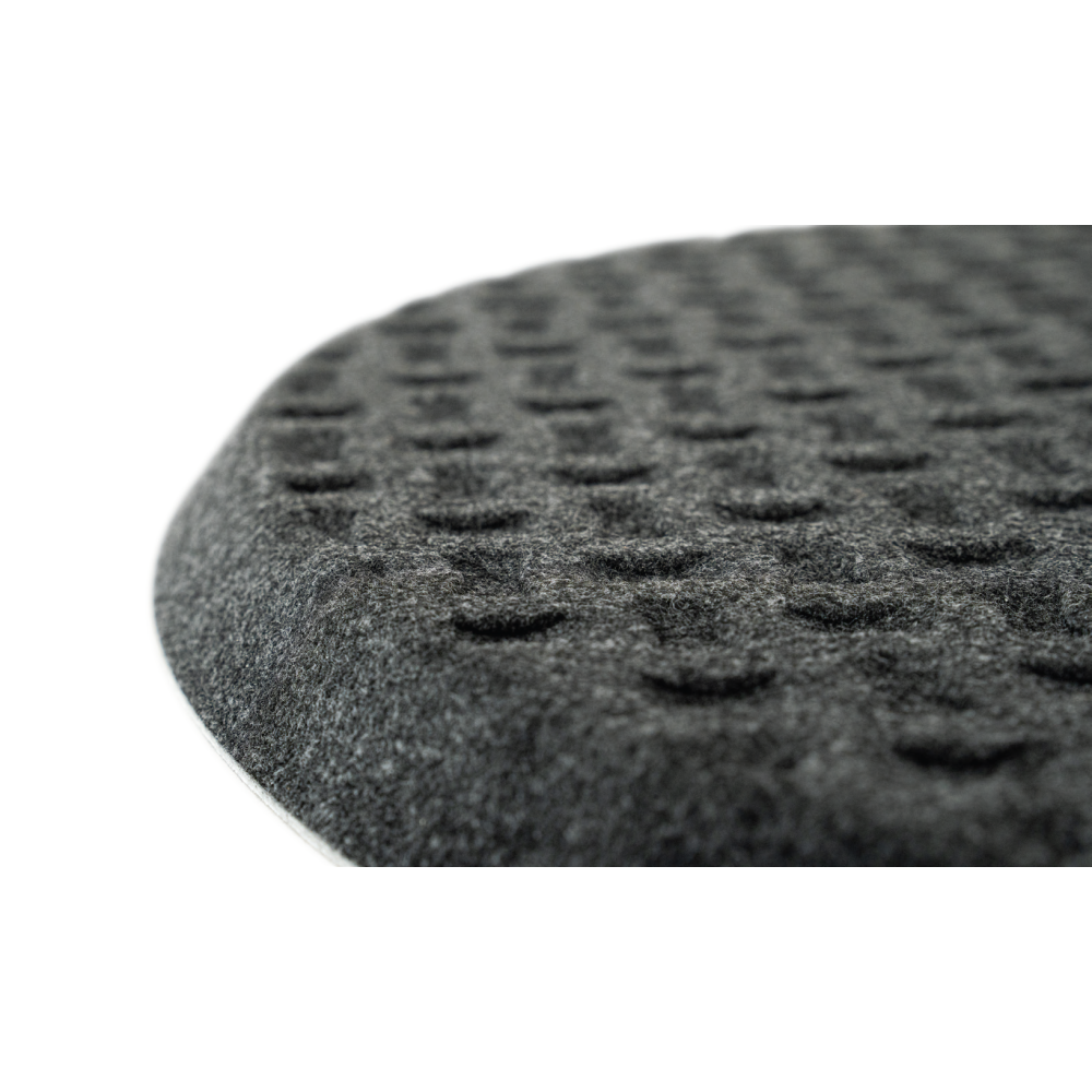 Détail de la tranche et de la texture en feutre anthracite fortement grossie