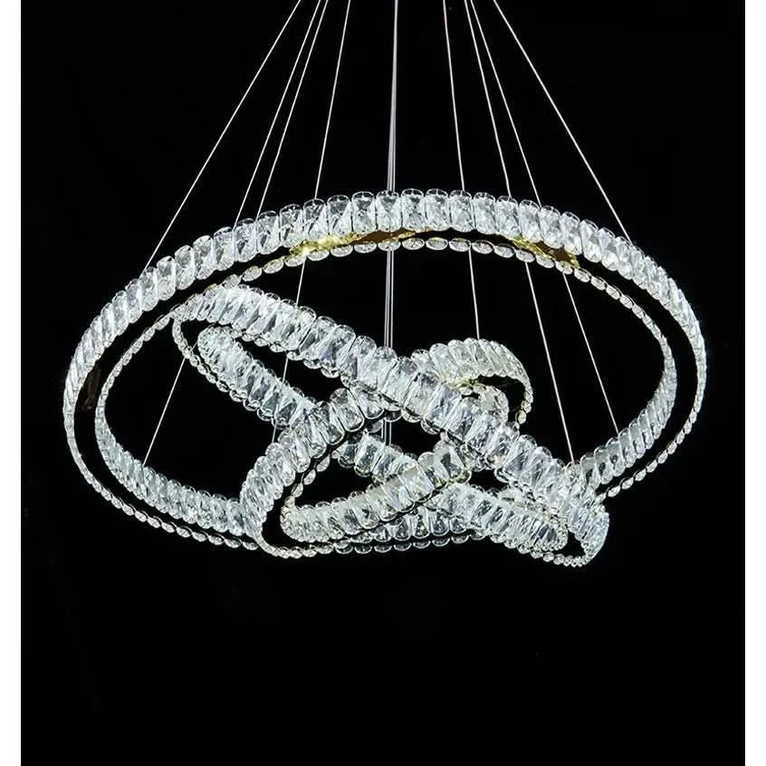 Vue du luminaire entier sur fond noir montrant les anneaux et les câbles de suspension