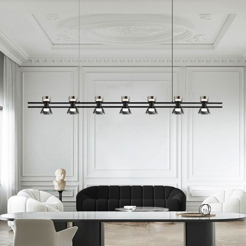 Suspension noire à sept lumières dans un salon à moulures et canapé noir