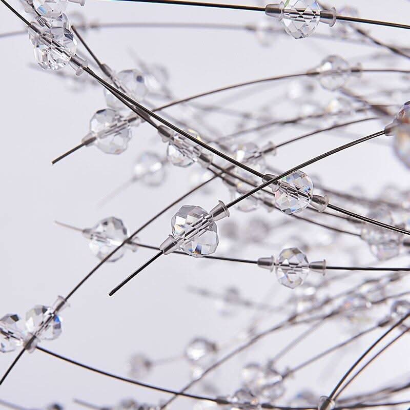Gros plan des fines tiges métalliques garnies de perles de cristal transparent