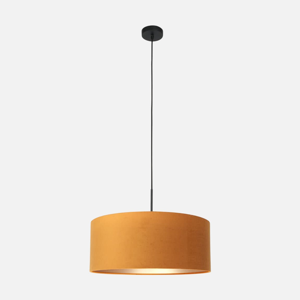 Suspension velours doré ocre, abat-jour tambour Ø 50 cm, suspendue sur fond clair